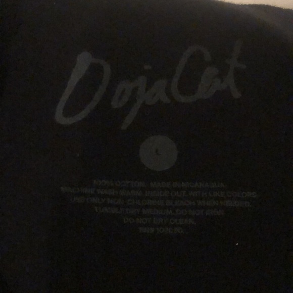 Hi i am selling a Doja cat tie shirt it has only been worn once or twice. - Picture 4 of 4